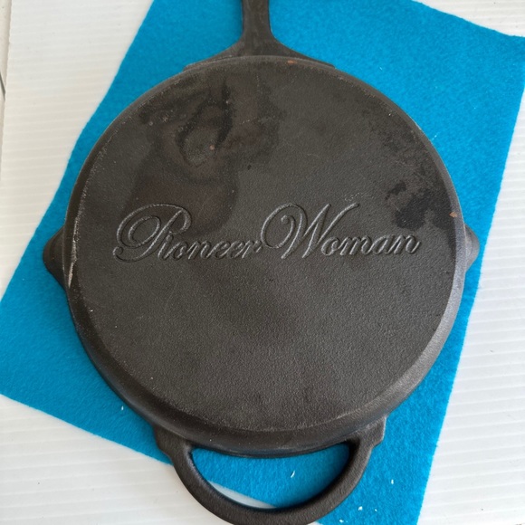 Pioneer Woman Cast Iron Skillet 8” Pan With Dual Spout And Pouring Handle - Picture 1 of 4